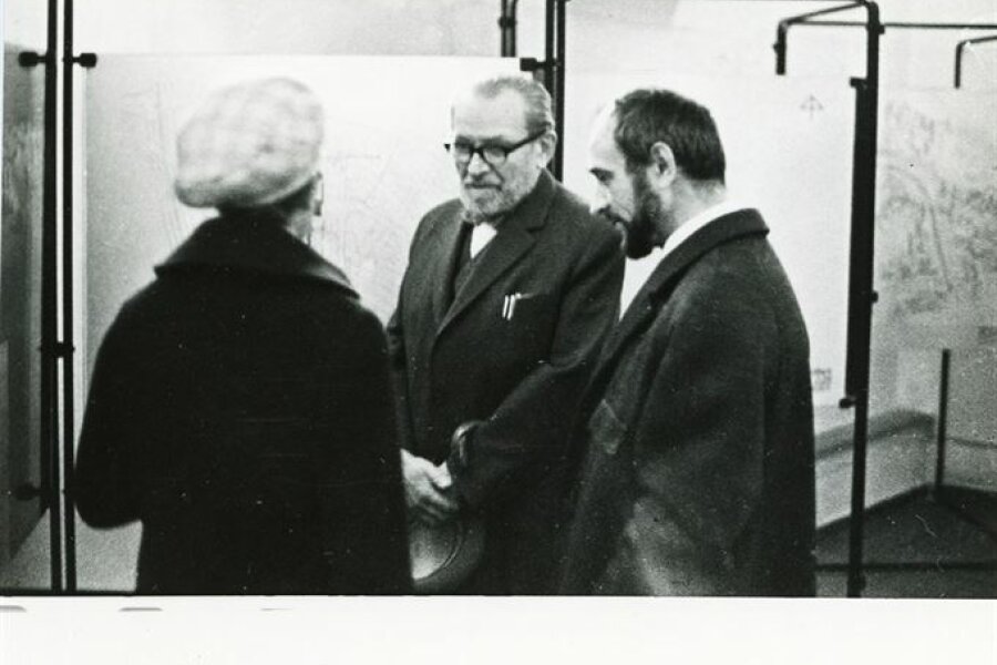 uprostřed arch. Bedřich Rozehnal